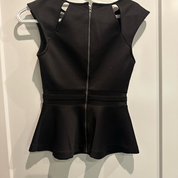 Guess formal top. XS Really cute with pencil skirts or jeans - Picture 3 of 3